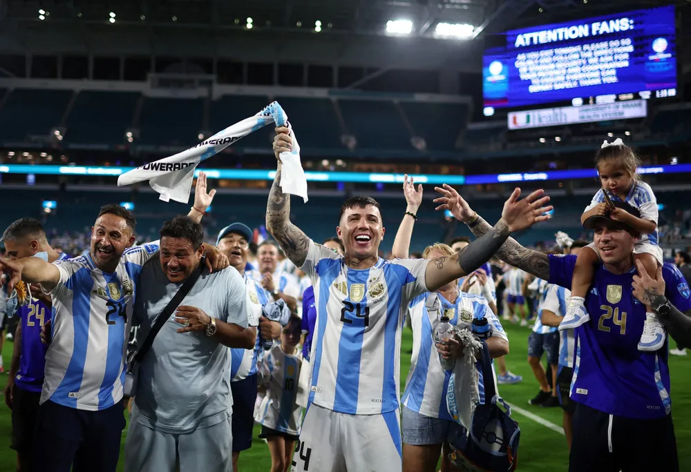 cac-ngoi-sao-chelsea-tha-thu-cho-enzo-sau-su-co-phan-biet-chung-toc (3).jpg