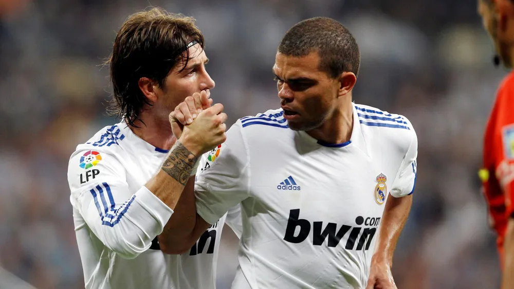 Ramos và trung vệ Pepe là hai lá chắn thép một thời ở đội bóng Hoàng gia Tây Ban Nha. Ảnh: GETTY. sieu-sao-ronaldo-gui-loi-tri-an-xuc-dong-khi-trung-ve-pepe-treo-giay (3).jpg