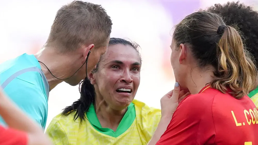 Ngôi sao Marta, một huyền thoại của bóng đá nữ Brazil đã nức nở khóc sau khi bị thẻ đỏ khiến chân sút 38 tuổi phải ngồi ngoài cả hai trận tứ kết và bán kết Olympic Paris 2024. Ảnh: GETTY. một huyền thoại