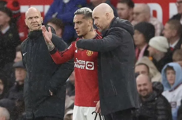 HLV Ten Hag yêu quý Antony và luôn biết cách nâng đỡ anh. Ảnh: GETTY. ngoi-sao-antony-tuoi-tho-du-doi-tu-khu-o-chuot-den-manchetsr-united (9).jpg