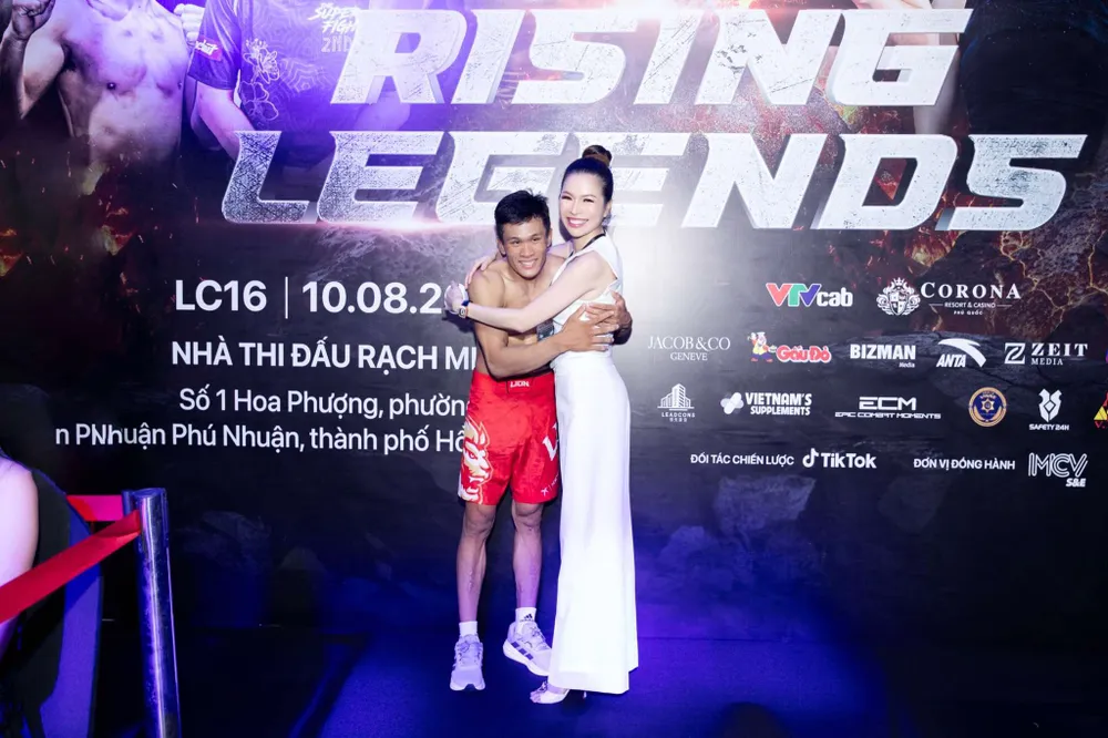 Hoa hậu Bùi Thị Hà chúc mừng chiến thắng của võ sĩ của lò Long Hoàng MMA. duc-thang-cua-long-hoang-mma-thang-dep-tai-lion-championship-16 (1).jpg