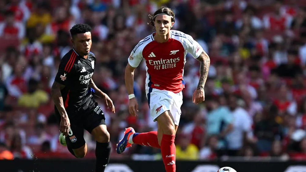 HLV Arteta hài lòng với sự thể hiện của tân binh Riccardo Calafiori. Ảnh: GETTY. ly-do-arsenal-khong-the-vo-dich-premier-league (1).jpg