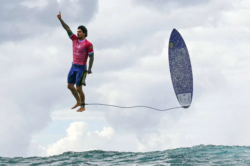 Chiến thắng độc đáo của ngôi sao lướt sóng người Brazil Gabriel Medina. Ảnh: GETTY. ngoan-muc-nhung-ky-luc-the-gioi-bi-pha-vo-tai-olympic-paris-2024 (1).jpg