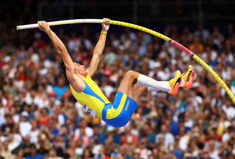 Cú nhảy phá kỷ lục của Armand Duplantis tại đấu trường Olympic Paris 2024. Ảnh: GETTY. Olympic Paris 2024