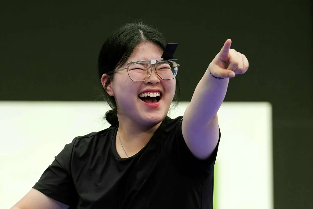 Nụ cười chiến thắng của Oh Ye-jin. ngoan-muc-nhung-ky-luc-the-gioi-bi-pha-vo-tai-olympic-paris-2024 (7).jpg
