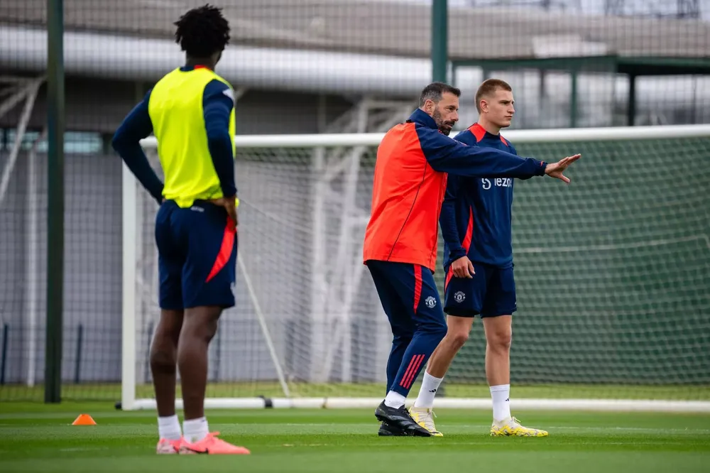 Sự xuất hiện của chân sút người Hà Lan nổi tiếng một thời ở Old Trafford sẽ tác động đến những tiền đạo của Man United cải thiện hiệu suất ghi bàn. Ảnh: GETTY. ruud-van-nistelrooy-day-lai-cho-rashford-cach-ghi-ban (5).jpg