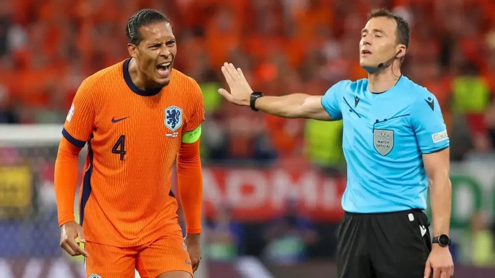 Virgil van Dijk đau lòng khi tuyển Hà Lan thua trận bán kết Euro 2024 ở phút cuối. Ảnh: GETTY. virgil-van-dijk-chua-ky-hop-dong-moi-voi-liverpool (5).jpg