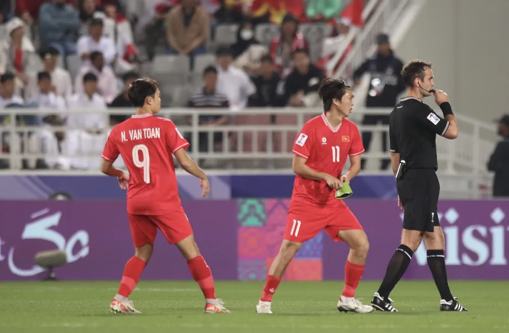 nong-hlv-kim-sang-sik-loai-4-cau-thu-gay-soc-voi-thai-son (2).JPG