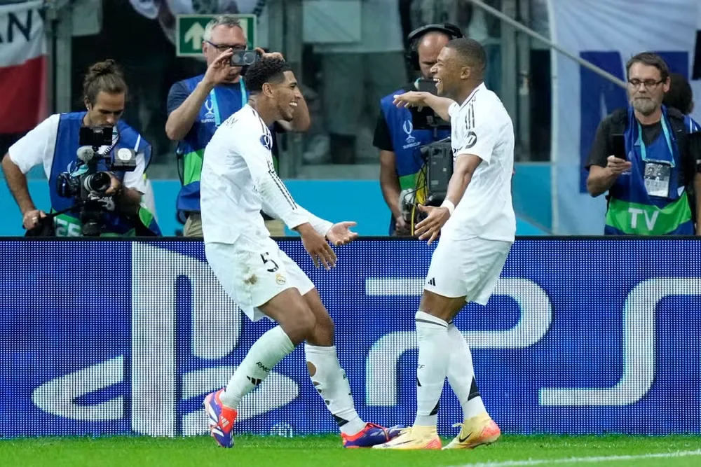 Tiểu tướng Bellingham kiến tạo cho tân binh Mbappe ấn định tỉ số 2-0 vào lưới Atalanta. Ảnh: GETTY. Tiểu tướng Bellingham