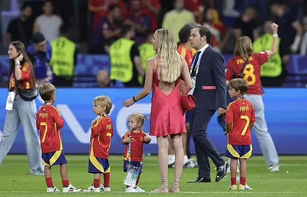 Siêu mẫu Campello đưa bốn con đến Đức chúc mừng đội trưởng Morata cùng tuyển Tây Ban Nha vô địch Euro 2024. Ảnh: GETTY. siêu mẫu Campello