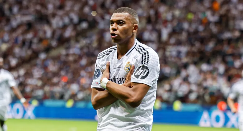 Màn ăn mừng bàn thắng quen thuộc của siêu sao Mbappe trong màu áo mới. Ảnh: GETTY. Siêu sao Mbappe