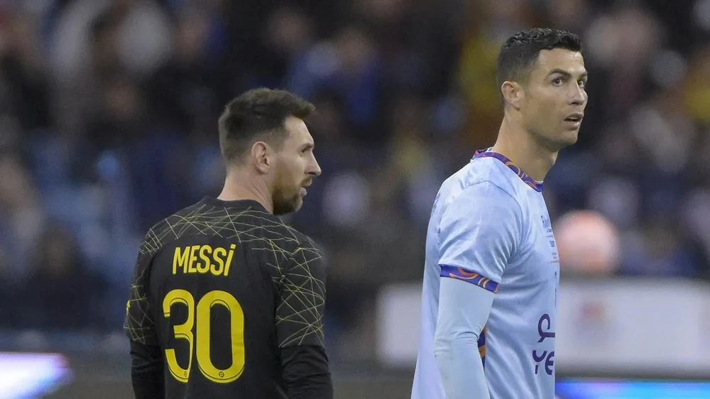 Messi và Ronaldo luôn bị đặt lên bàn cân so sánh ở những thời điểm khác nhau trong suốt hai thập kỷ qua. Ảnh: GETTY. tan-binh-cua-mu-lau-linh-hoan-doi-vi-tri-cua-messi-va-ronaldo (4).jpg