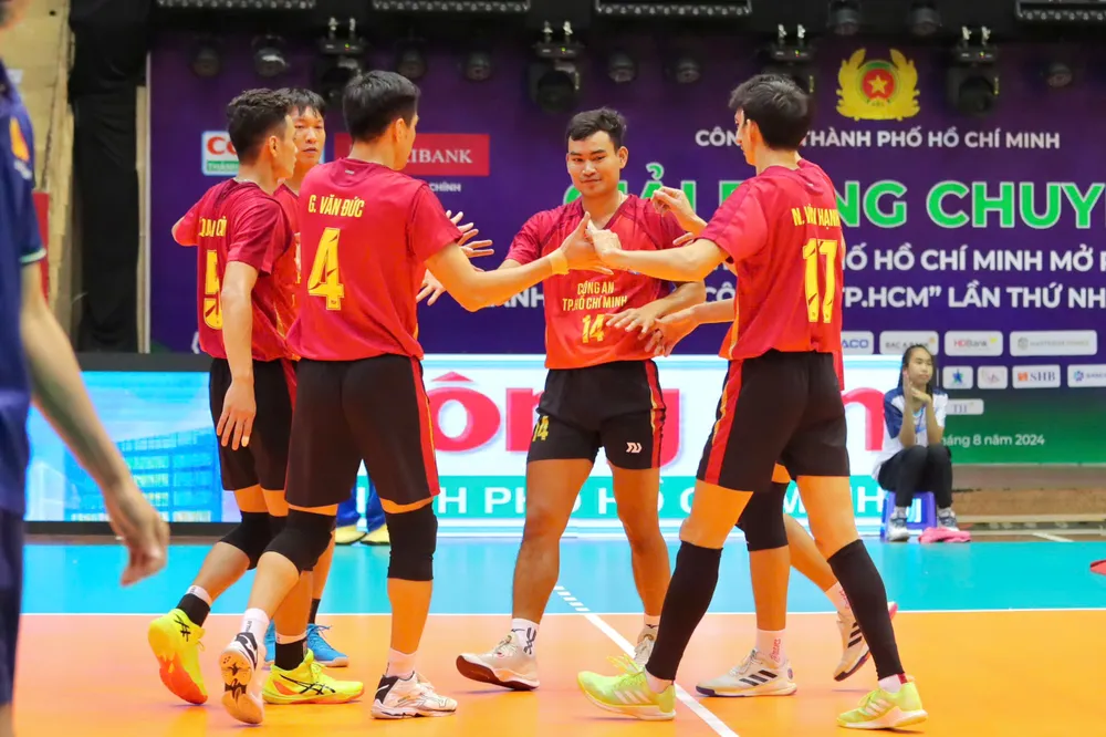 Niềm vui chiến thắng của các vận động viên Công an TP.HCM. Ảnh: NAM ANH. bong-chuyen-cong-an-tp-hcm-thang-lon (3).jpg