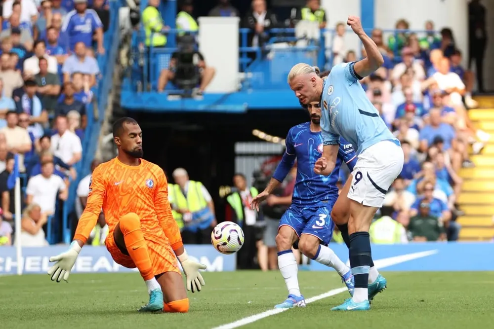 Haaland ghi bàn vào lưới Chelsea. Ảnh: GETTY. Chelsea rối loạn