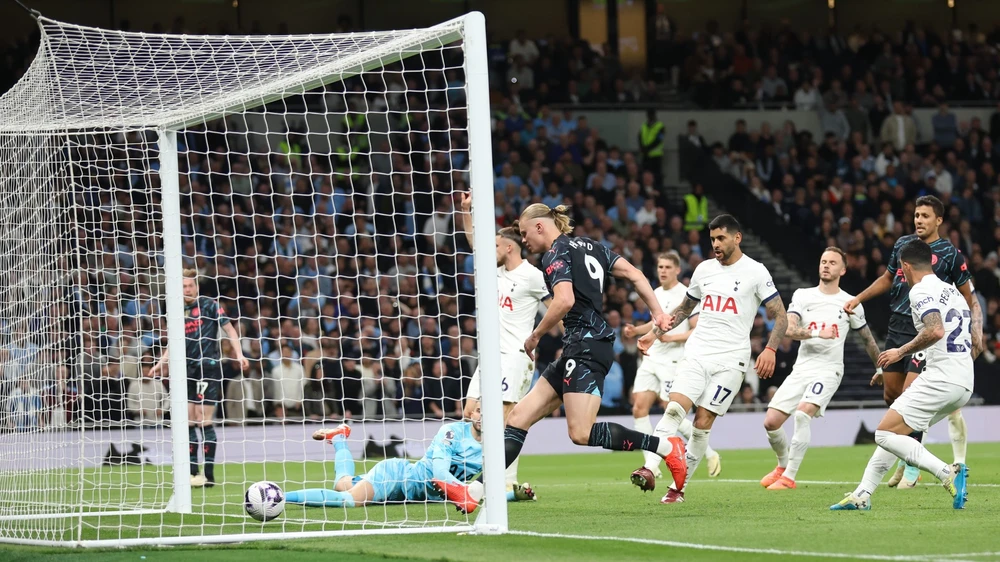 Tottenham đã thua Man City 0-2 nhưng các cổ động viên rất vui vì ngăn không cho Arsenal vô địch mùa trước. Ảnh: GETTY. Tân binh Leicester City