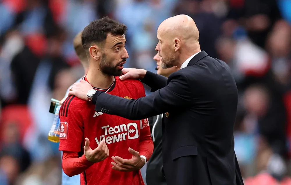 HLV Ten Hag và đội trưởng Man United cùng các đồng đội hứa hẹn có một mùa giải Premier League bùng nổ với tham vọng lên ngôi vô địch. Ảnh: GETTY. doi-truong-man-united-tu-tin-gianh-ngoi-vo-dich-premier-league (3).jpg