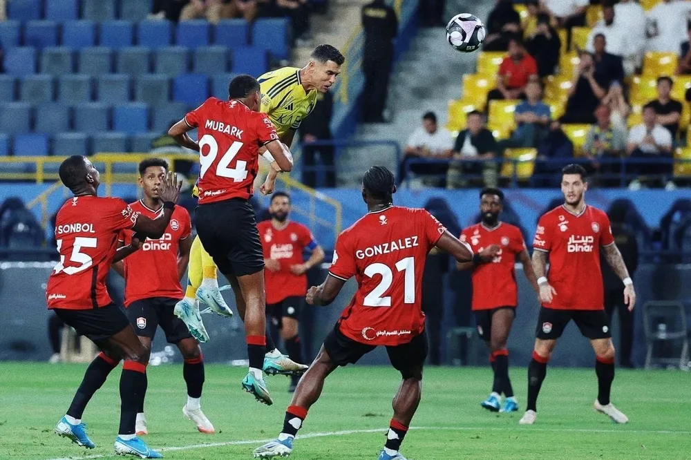 Ronaldo khai hỏa cho Al Nassr sau một cú đánh đầu hiểm hóc vào lưới Al Raed. Ảnh: GETTY. Ronaldo khai hỏa