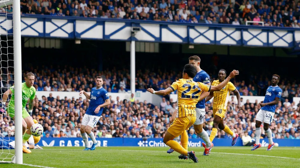 Everton khó lòng bảo toàn nguyên vẹn mành lưới ở sân Tottenham. Ảnh: GETTY. tottenham-sua-chua-sai-lam-bang-con-mua-gon-vao-luoi-everton (2).jpg