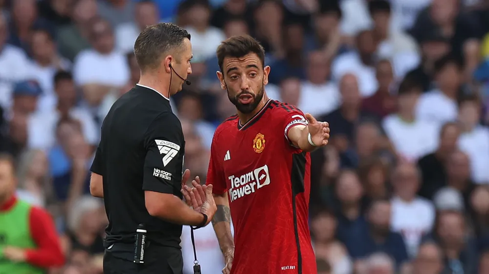 HLV Ten Hag bị cho là sai lầm khi thay đội trưởng Bruno. Ảnh: GETTY. HLV Ten Hag