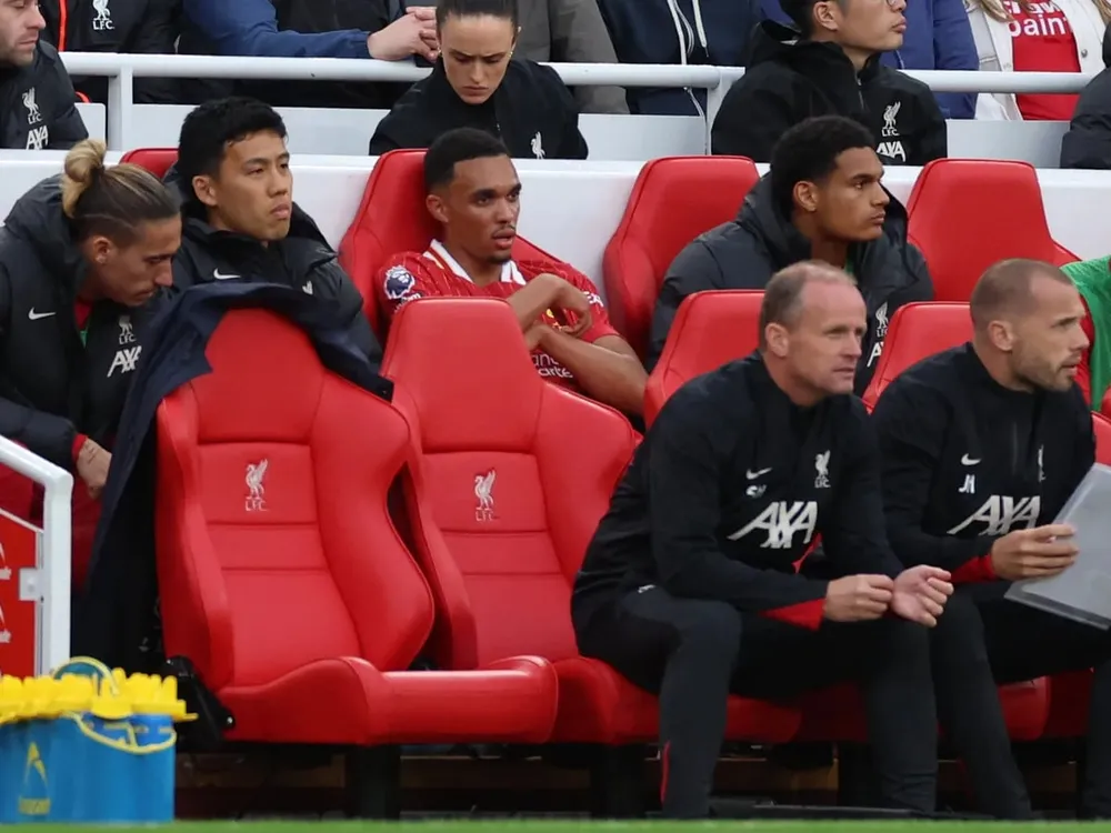 Arnold không vui khi bị HLV Arne Slot thay ra trong trận thắng Brentford. Ảnh: GETTY. HLV Arne Slot