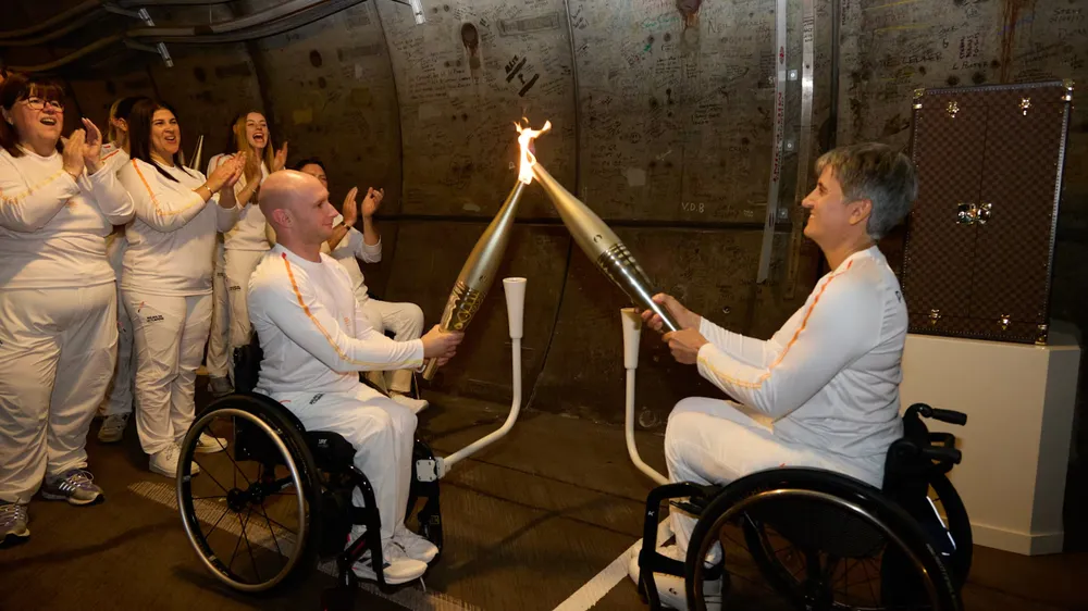Lễ rước đuốc trong đường hầm eo biển Manche. Ảnh: GETTY. Paralympic Paris 2024