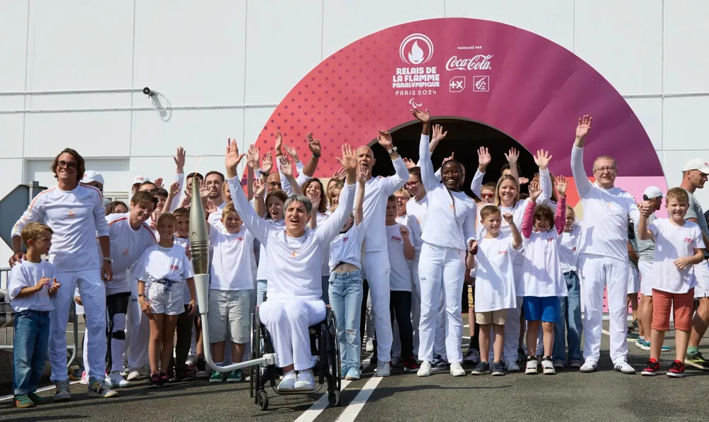Rước đuốc chào mừng Paralympic Paris 2024 ngay đường hầm eo biển Manche. Ảnh: GETTY. Paralympic Paris 2024