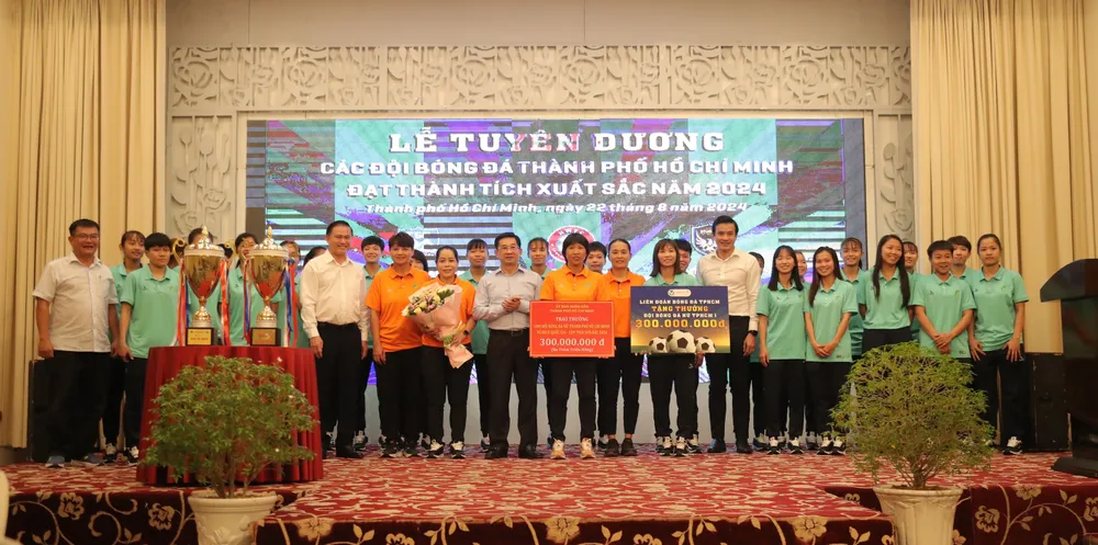 Tuyên dương các cô gái bóng đá nữ TP.HCM. Ảnh: CCT. tai-ky-hop-dong-voi-huynh-nhu-tuyen-nu-tp-hcm-bo-sung-3-ngoai-binh-my-da-giai-chau-a (3).jpg