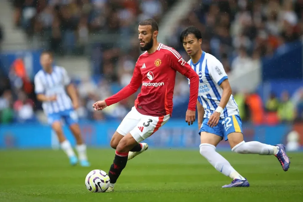 Mazraoui cho rằng cú sẩy chân của Man United trước chủ nhà Brighton chỉ là một thất bại nhỏ. Ảnh: GETTY. tan-binh-cua-manchester-united-khong-bi-quan-ve-that-bai-nho (3).jpg