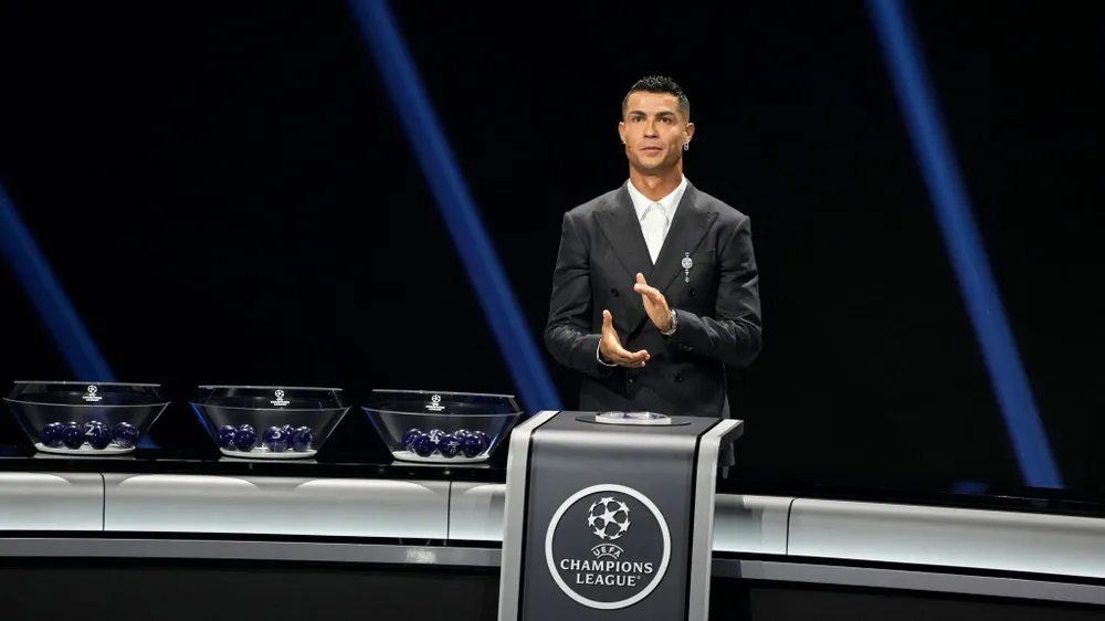 Ronaldo nhận giải thưởng đặc biệt của UEFA dành cho cầu thủ ghi nhiều bàn thắng nhất giải đấu hàng đầu châu Âu và anh cũng bốc thăm cho mùa giải mới Champions League đột phá. Ảnh: GETTY. Champions League đột phá