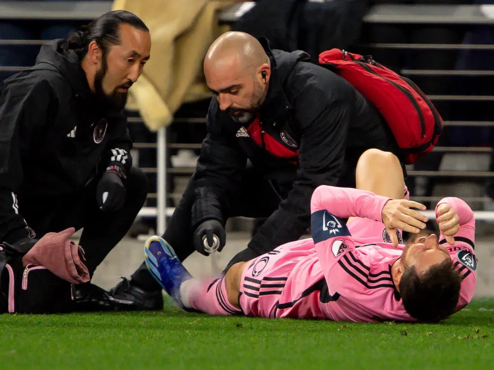 Messi trở lại sân cỏ