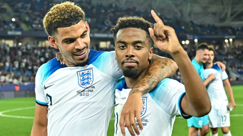 Các học trò cũ của HLV Carsley ở đội trẻ U-21 như Gomes và Gibbs-White lên đội tuyển Anh. Ảnh: GETTY. tan-hlv-carsley-gay-soc-voi-thanh-phan-doi-tuyen-anh (1).jpg