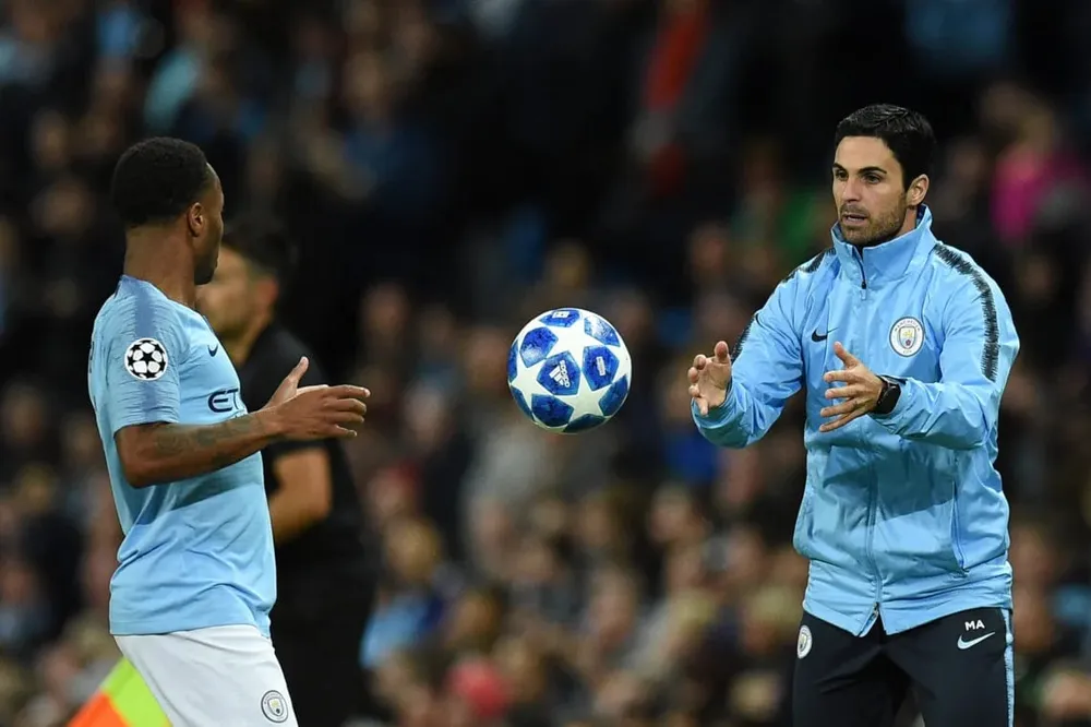 Ngôi sao Sterling gặp lại người cũ Arteta từng gắn bó tại Man City. Ảnh: GETTY. arsenal-cuu-van-su-nghiep-cua-ngoi-sao-sterling (3).jpg