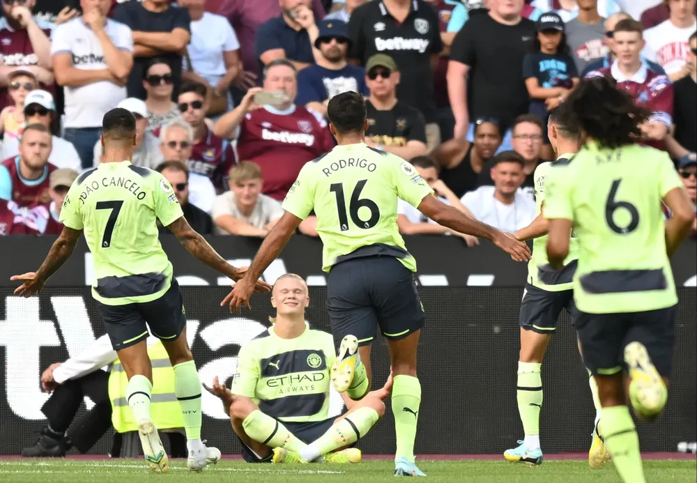 Haaland và đồng đội nằm thế kèo trên West Ham trong cuộc đụng độ đêm 31-8. Ảnh: GETTY. duong-kim-vo-dich-man-city-ghi-ban-nhieu-nhat-o-san-west-ham (4).jpg