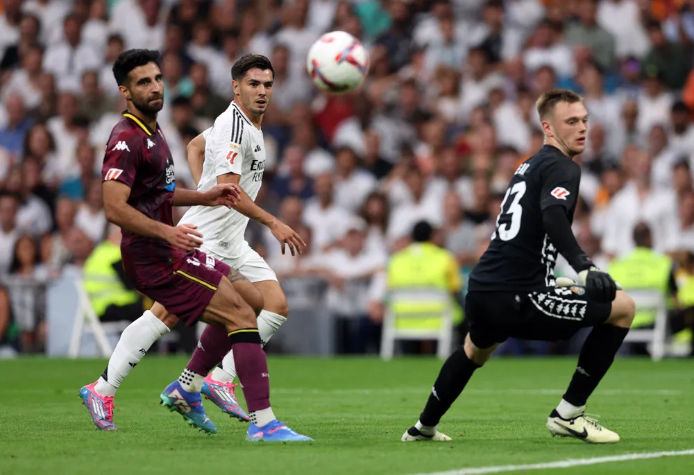 Tân binh Real Valladolid vừa thua nặng Real Madrid 0-3. Ảnh: GETTY. vang-7-cau-thu-barcelona-van-rong-cua-thang-tan-binh-real-valladolid (3).jpg