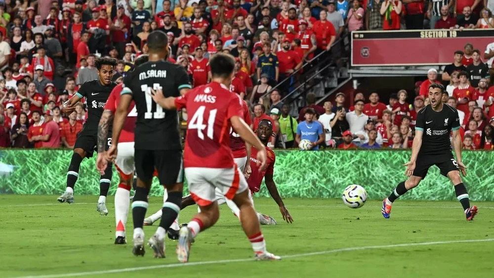 hlv-ten-hag-ganh-ti-voi-dong-nghiep-slot-cua-liverpool (3).jpg