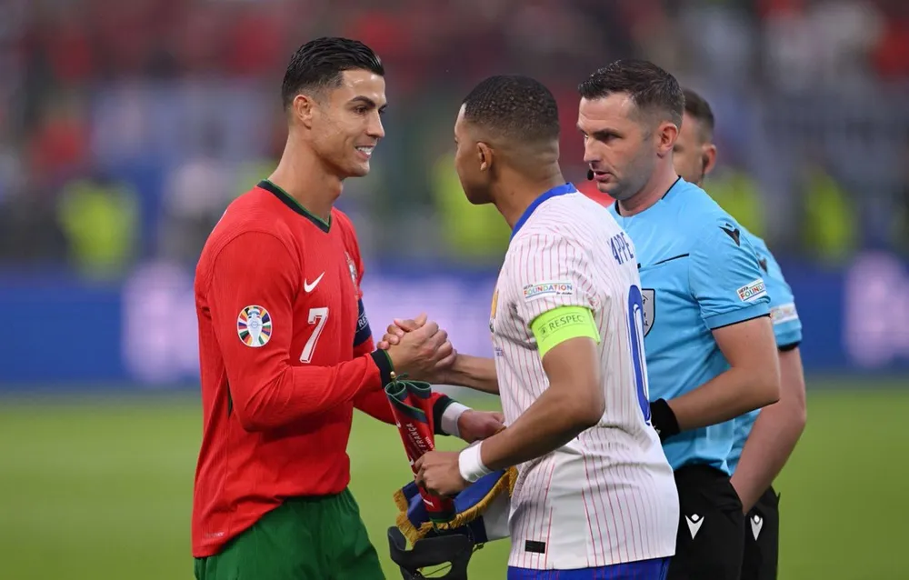 mbappe-khong-ap-luc-tu-than-tuong-ronaldo (1).jpg