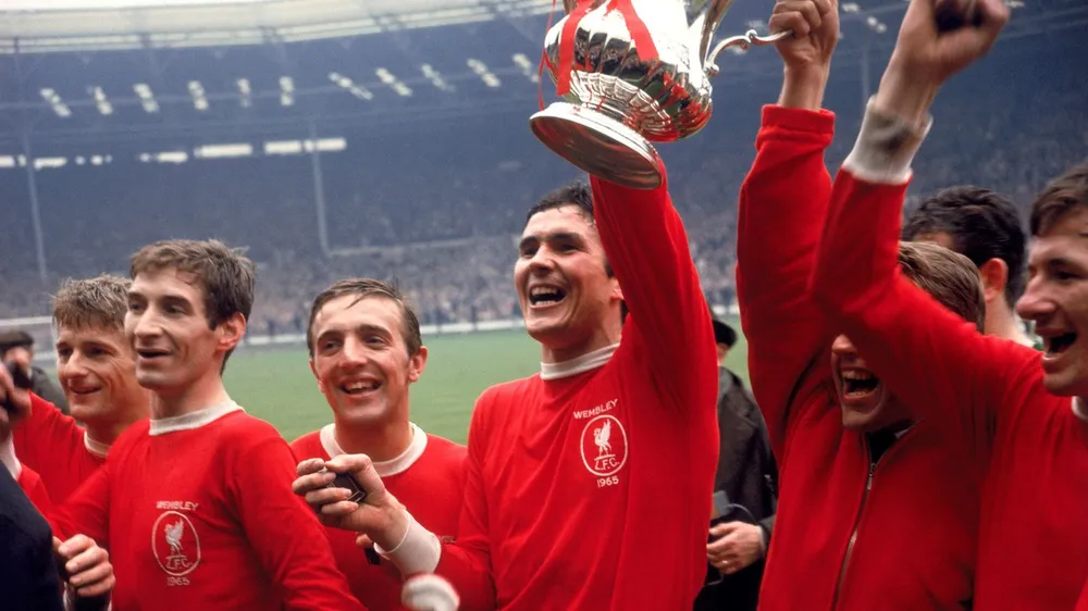 Ron Yeats ăn mừng ngôi vô địch Cúp FA với đồng đội. Ảnh: GETTY. cuu-doi-truong-liverpool-qua-doi (1).jpg