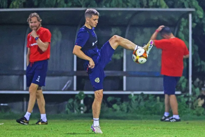 Thầy trò Valery Karpin đã đáp chuyên cơ riêng về Nga vào sáng 8-9. Ảnh: CCT. tuyển Thái Lan