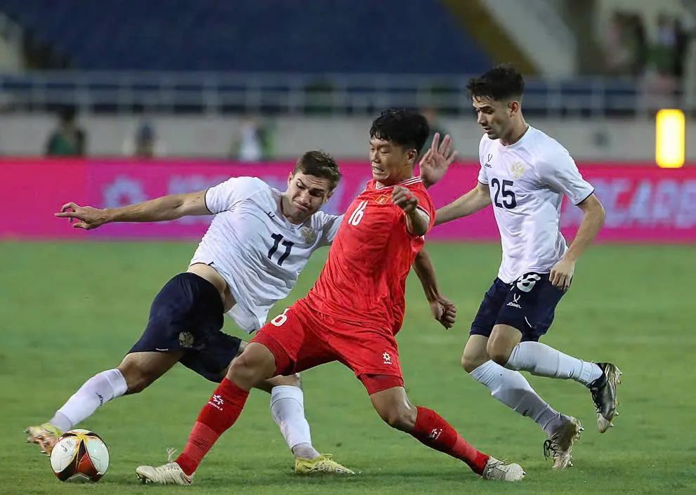 Trung vệ Thành Chung là một trong số rất ít cầu thủ chơi ổn trong trận thua Nga 0-3. Ảnh: AN. ong-kim-giup-tuyen-viet-nam-doi-no-thai-lan (4).jpg