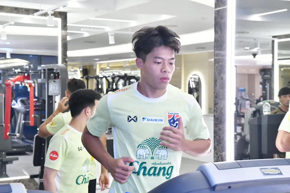 Trận đấu giữa hai đội tuyển nhất, nhì Đông Nam Á luôn căng thẳng và hấp dẫn. Ảnh: CCT. tuyen-thai-lan-that-vong-vi-khong-da-voi-nga-cho-thu-tai-chu-nha-viet-nam (4).jpg