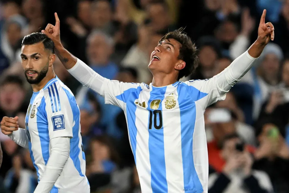Tiền đạo Dybala hạnh phúc khi khoác chiếc áo quen thuộc của siêu sao Messi. Ảnh: GETTY. sieu-sao-messi-se-tai-xuat-tren-tuyen-argentina (1).jpg