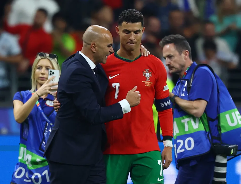 HLV Martinez ca ngợi Ronaldo là chân sút đáng kinh ngạc. Ảnh: GETTY. tai-san-quy-cua-tuyen-bo-dao-nha-va-ban-thang-thu-901-cua-ronaldo (3).jpg