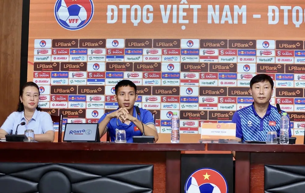 HLV Kim Sang-sik đánh giá trận tái đấu Thái Lan đêm 10-9 rất quan trọng và ông đã nhắn nhủ các học trò cần phải thắng. Ảnh: VFF. HLV Kim Sang-sik