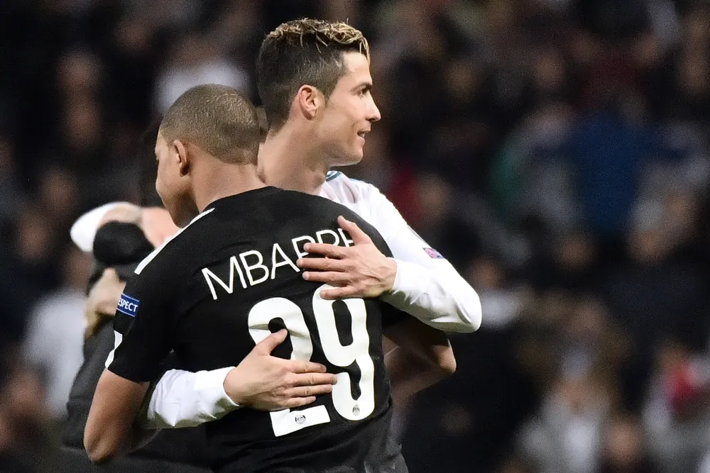 Mbappe từ lúc khởi nghiệp đã rất thần tượng Ronaldo và muốn tỏa sáng như ngôi sao người Bồ Đào Nha ở đội bóng lớn Real Madrid. Ảnh: GETTY. Quả bóng vàng