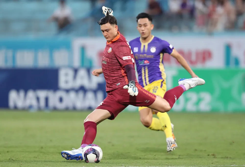 nay-lua-cuoc-dua-vo-dich-va-chong-rot-hang (2).JPG