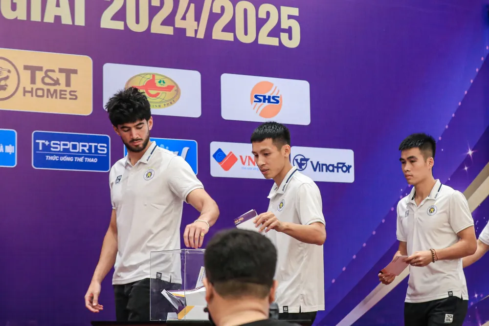 Tiền vệ Hùng Dũng và các cầu thủ Hà Nội ủng hộ các địa phương bị thiệt hại do bão lũ. Ảnh: CCT. tam-long-cua-lang-bong-viet-nam-huong-ve-ba-con-mien-bac-yeu-thuong (2).jpg