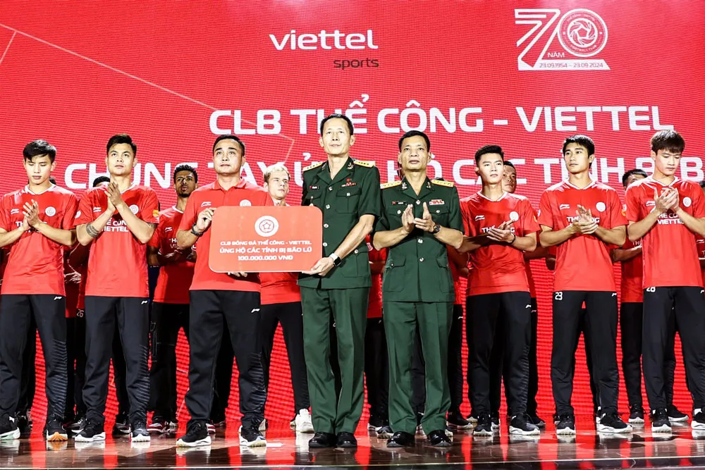 CLB Thể Công - Viettel gửi gắm tình cảm đến đồng bào miền Bắc. Ảnh: CCT. tam-long-cua-lang-bong-viet-nam-huong-ve-ba-con-mien-bac-yeu-thuong (4).jpg