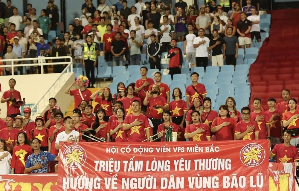 Các cổ động viên trên sân Mỹ Đình... bà con miền Bắc