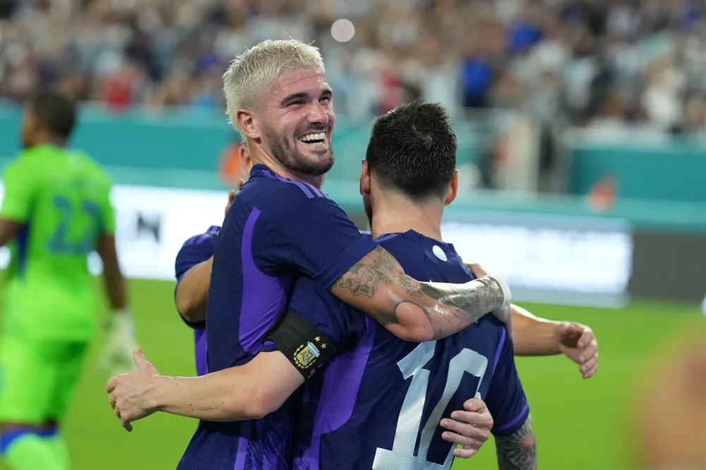 De Paul là bạn thân của Messi cả trên sân cỏ lẫn đời thường. Ảnh: GETTY. bạn thân của Messi