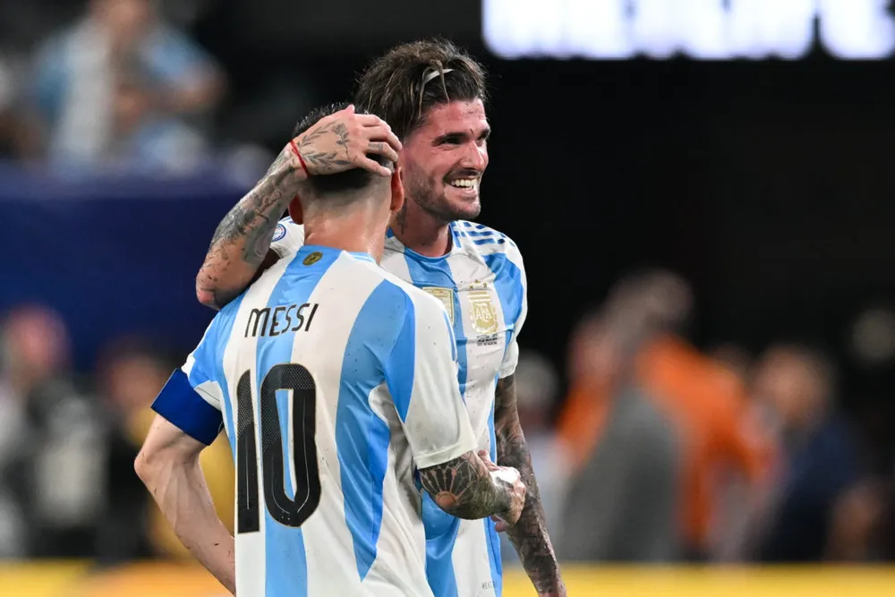 Hai ngôi sao của Argentina sát cánh bên nhau. Ảnh: GETTY. de-paul-bi-mia-mai-la-ban-than-cua-messi-moi-duoc-choi-cho-argentina (2).jpg